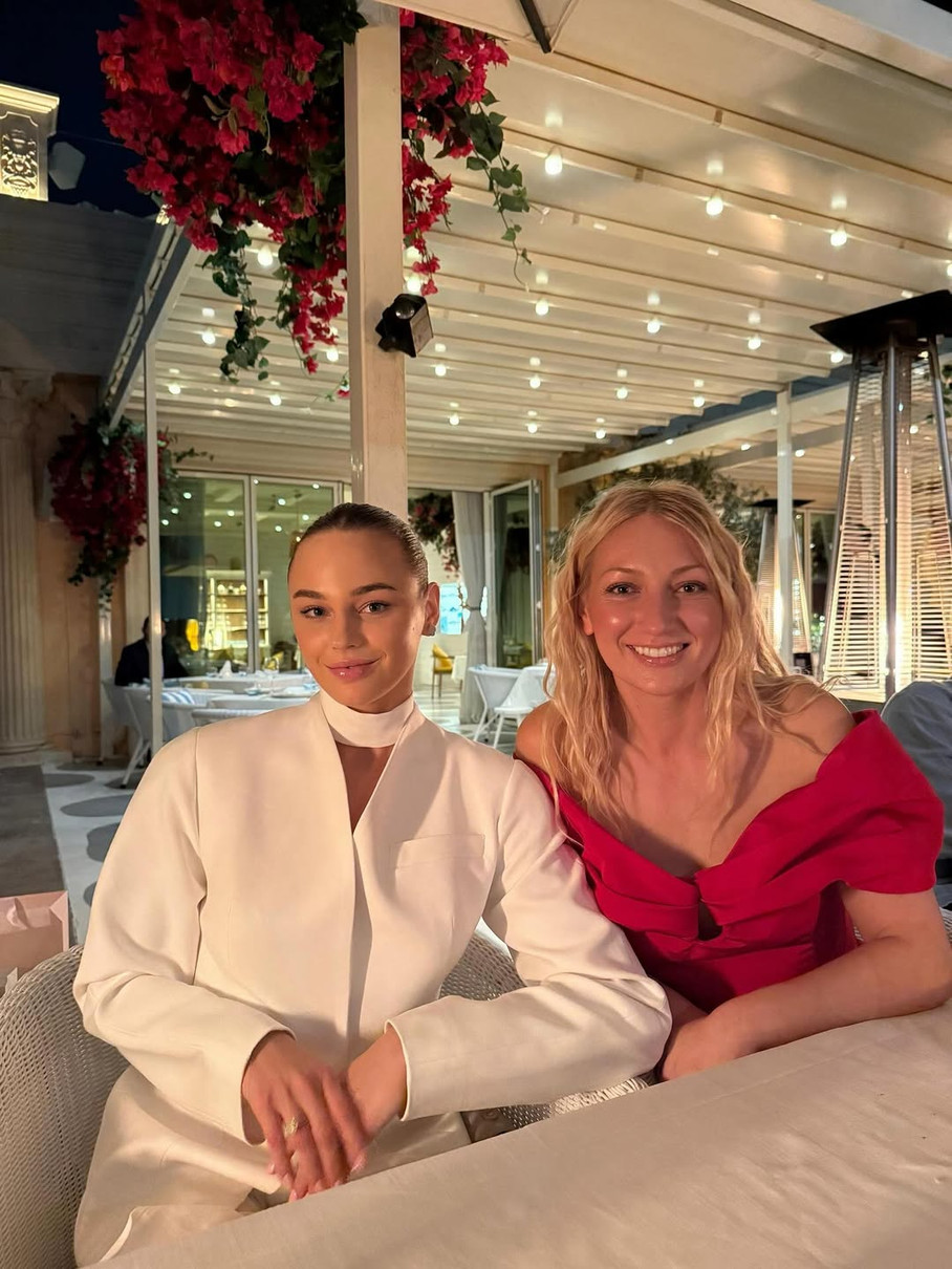 Дар'я Білодід попозувала з сестрою Артура Мхітаряна