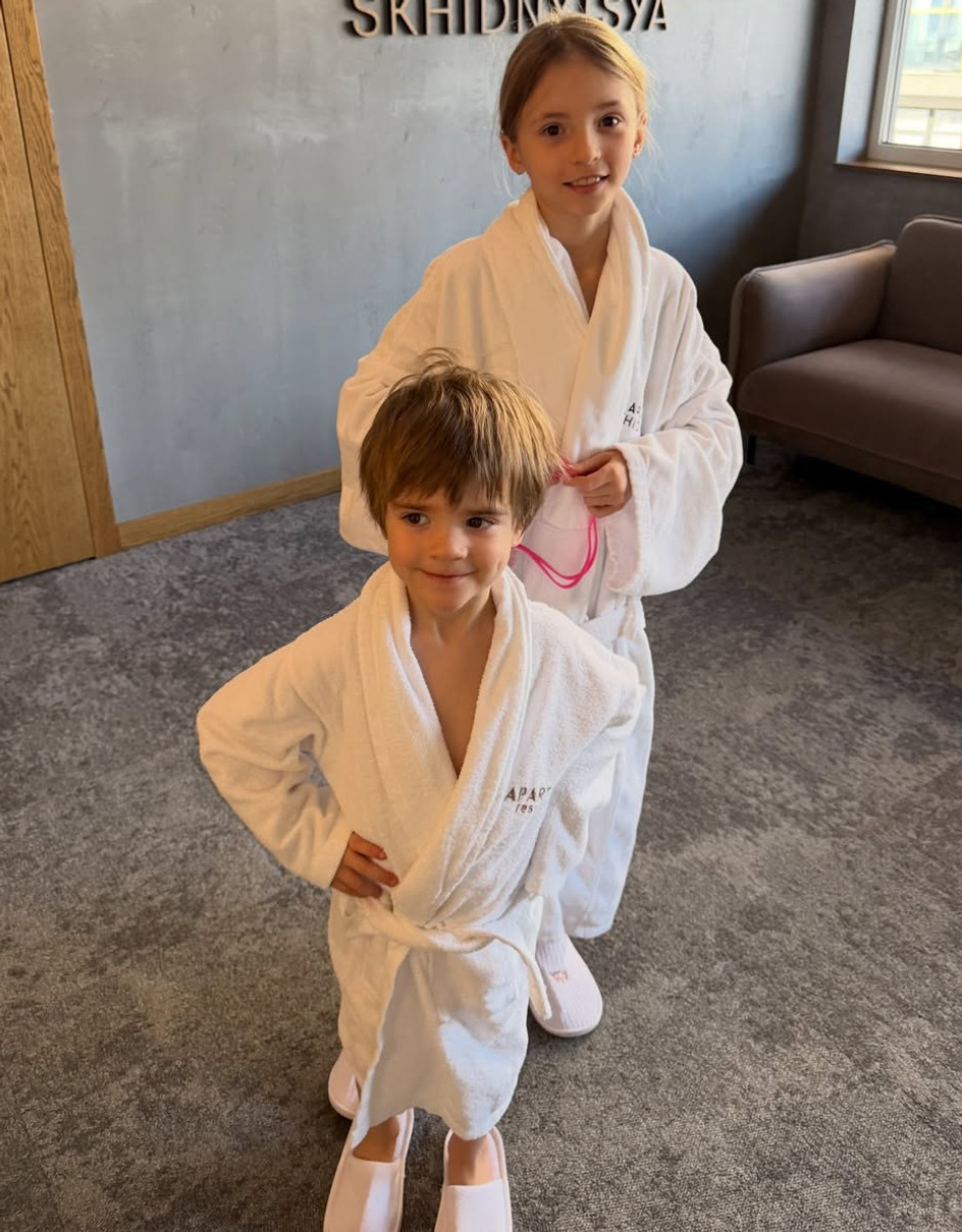 Надя Дорофєєва показала дітей Кацуріна в халатах на відпочинку