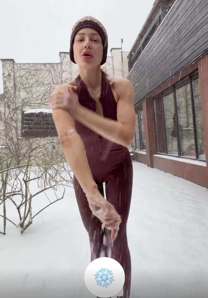 Тіна Кароль в сексі луці потерла себе снігом