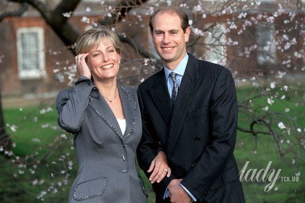 Софі та принц Едвард у день своїх заручин 6 січня 1999 року / © Getty Images