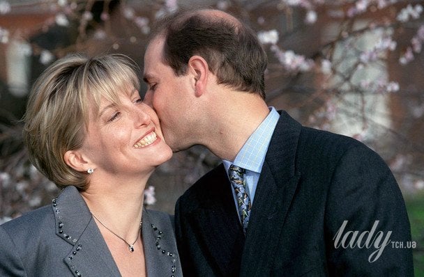 Софі та принц Едвард у день своїх заручин 6 січня 1999 року / © Getty Images