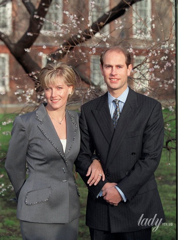 Софі та принц Едвард у день своїх заручин 6 січня 1999 року / © Getty Images