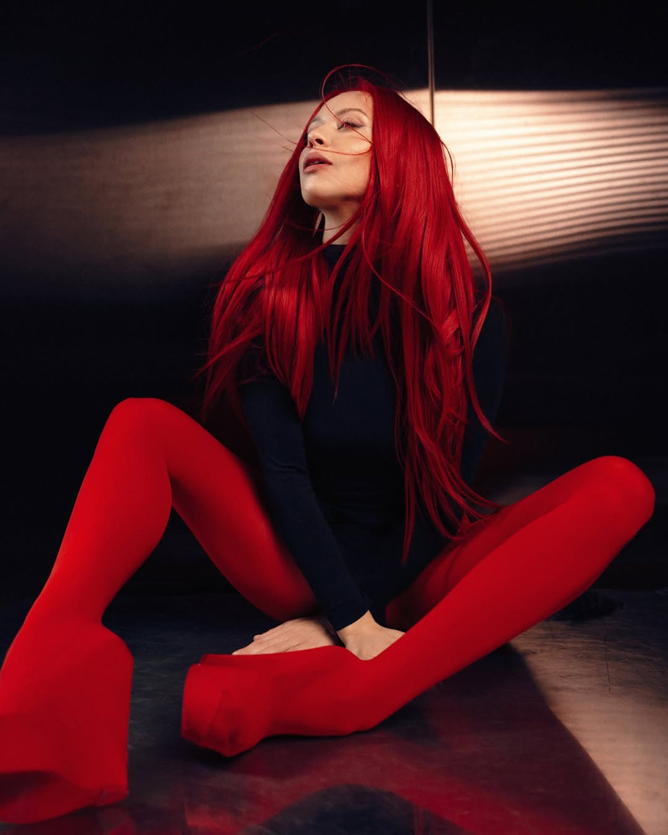 Вікторія Маремуха спокусливо попозувала у боді з червоним волоссям