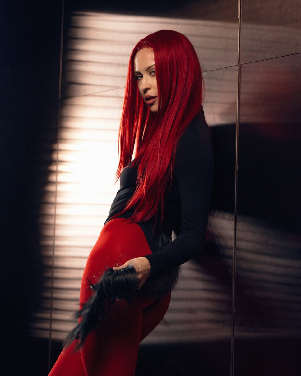 Вікторія Маремуха з червоним волоссям наробила фото з хвостом