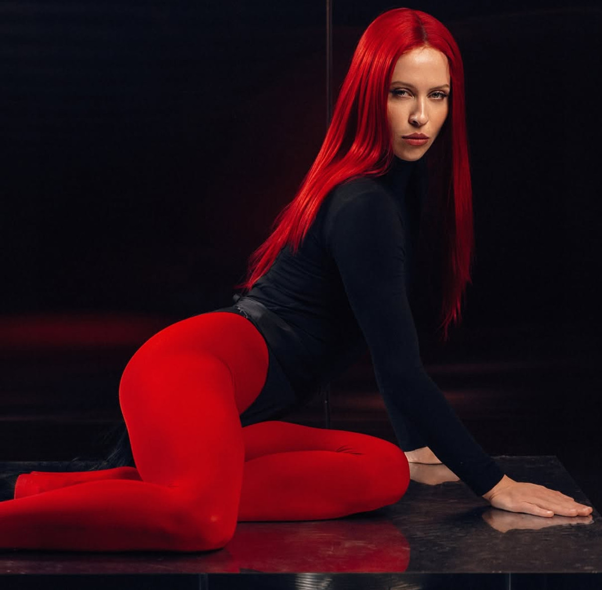 Вікторія Маремуха у боді і червоних колготках посвітила стегнами на фото