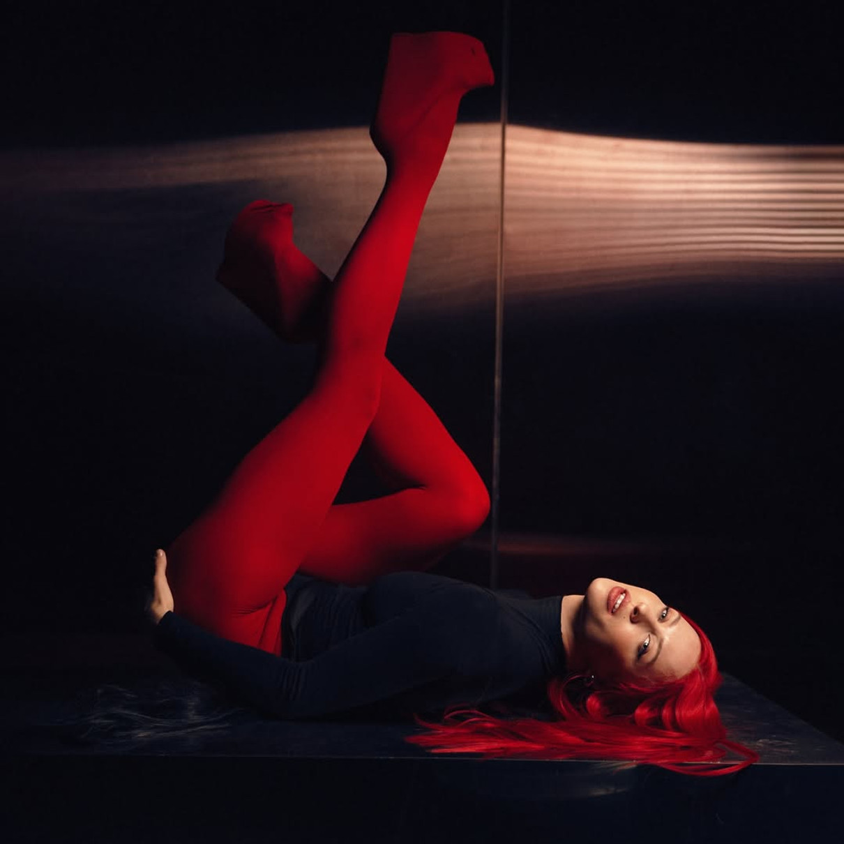 Вікторія Маремуха виставила ніжки в зухвалій позі на платформі