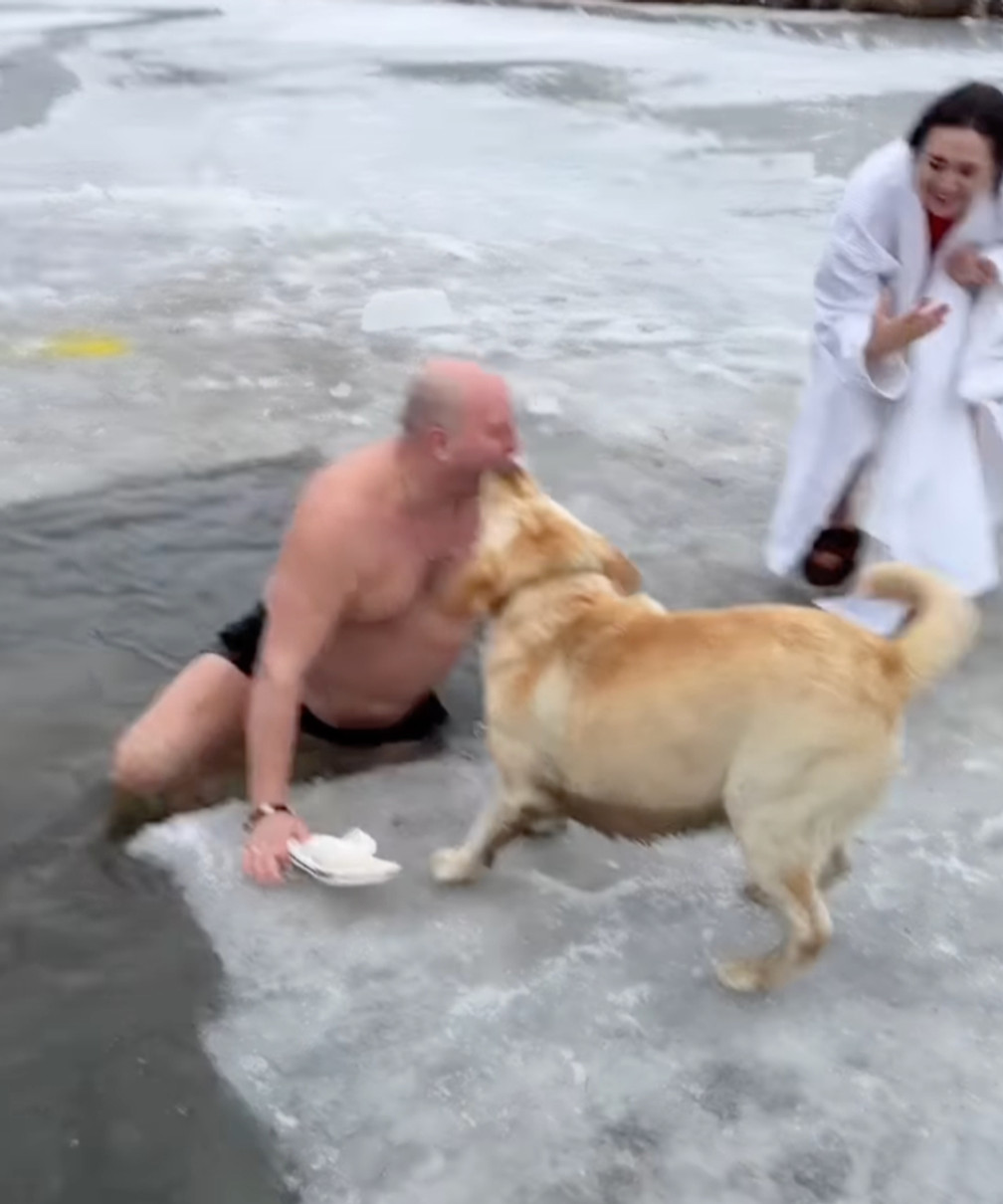 Юрій Ткач на Водохреща здивував зануренням у крижану воду