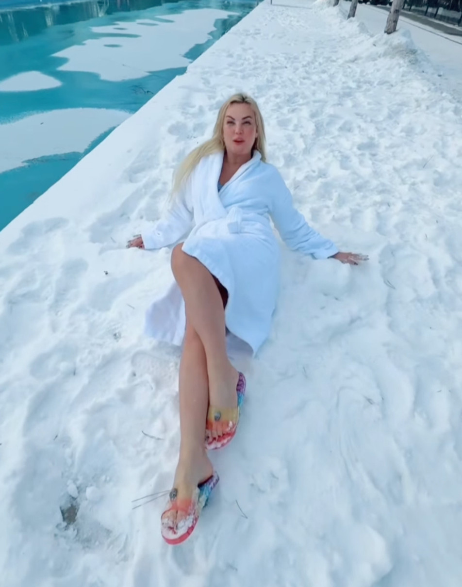 Камалія полежала на снігу в халаті для ефектного кадру