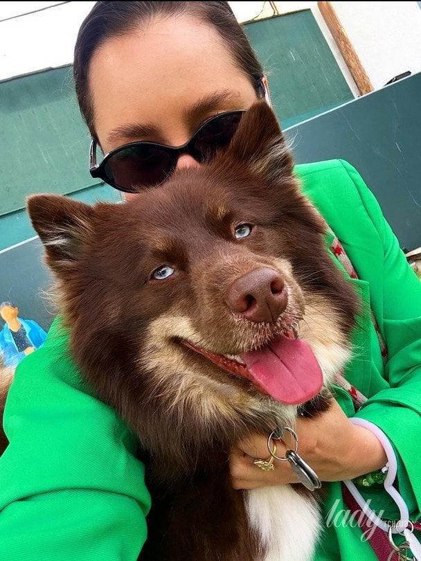 Жасмін Гримальді та її собака Френкі Блю