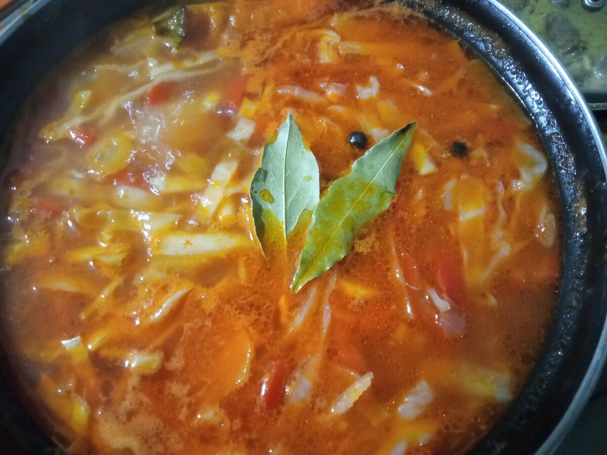 Експерти розповіли, навіщо накривати каструлю з борщем рушником для покращення смаку