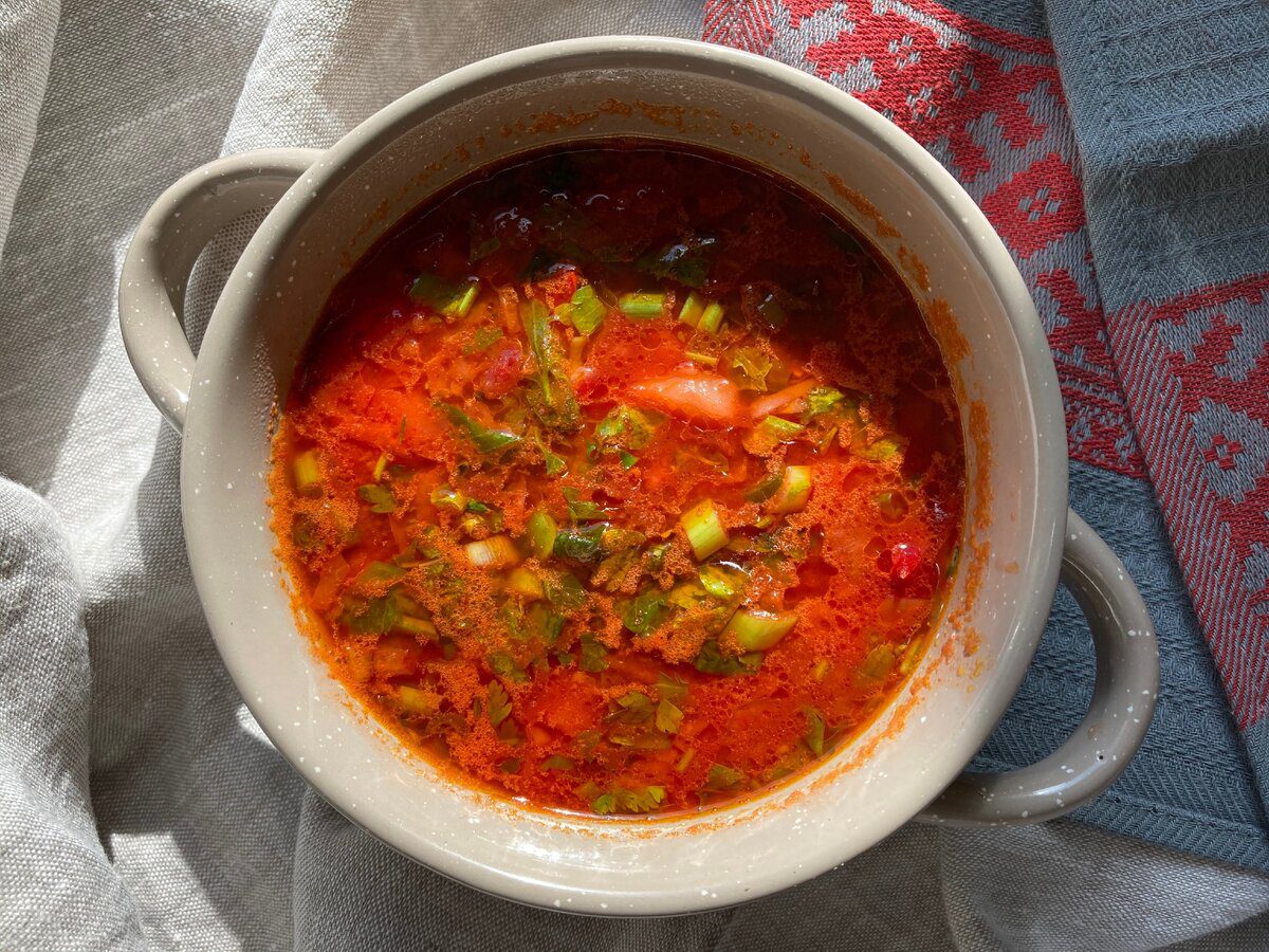 Експерти розповіли, навіщо накривати каструлю з борщем рушником для покращення смаку