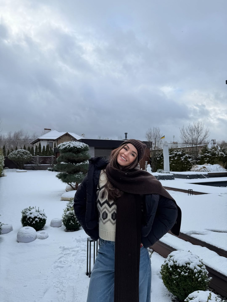 Образ із обʼємним шарфом