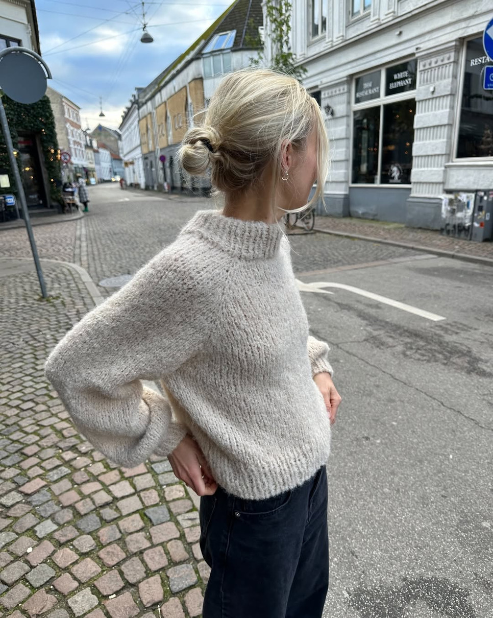 Білий светр