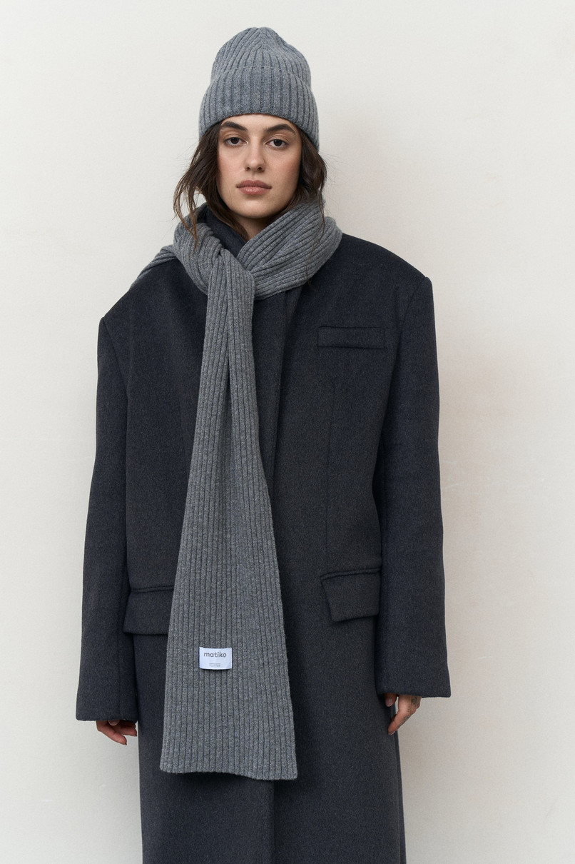 Образ із мінімалістичними шапкою та шарфом