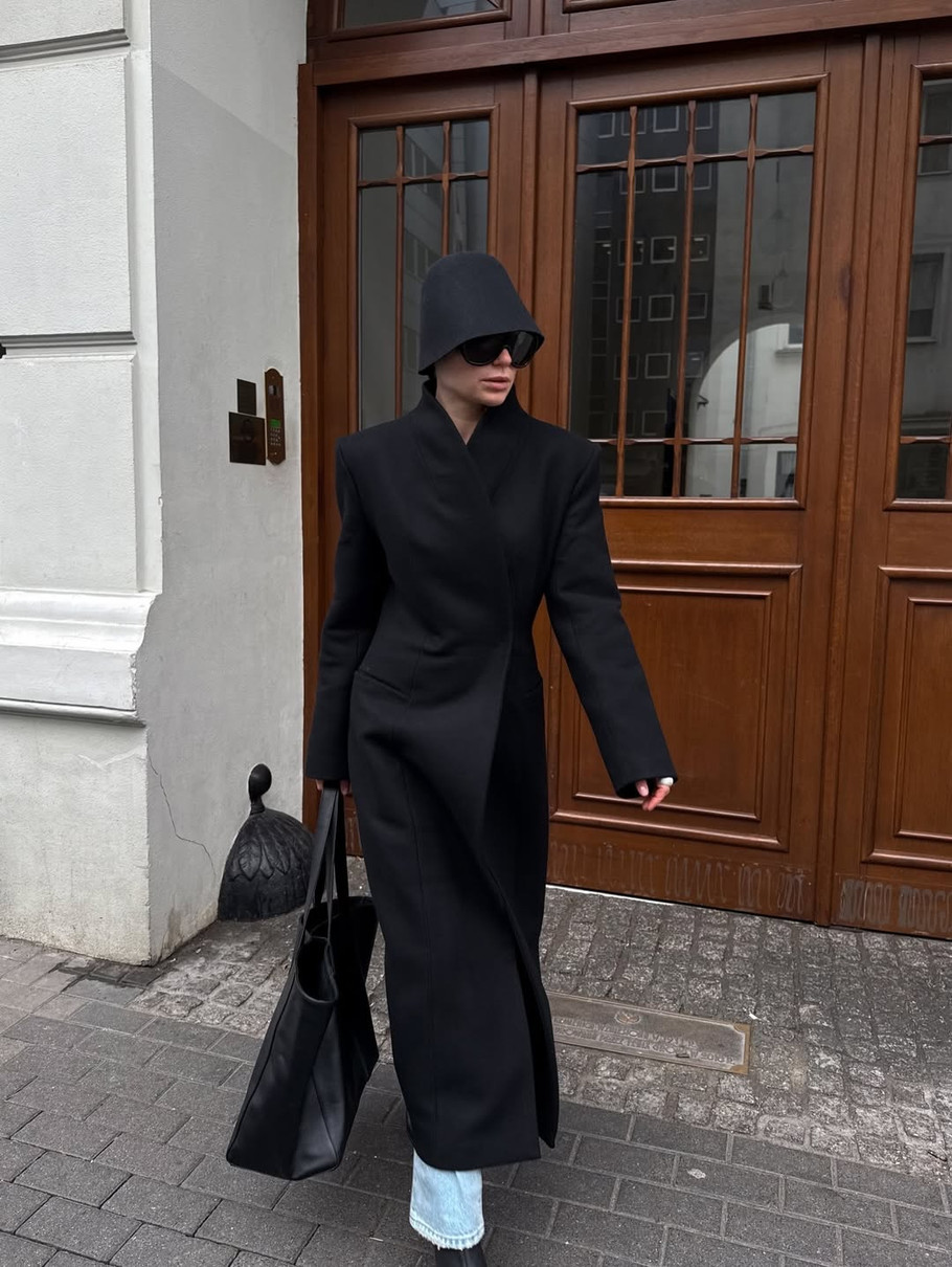 Зимовий образ із пальто та сонцезахисними окулярами