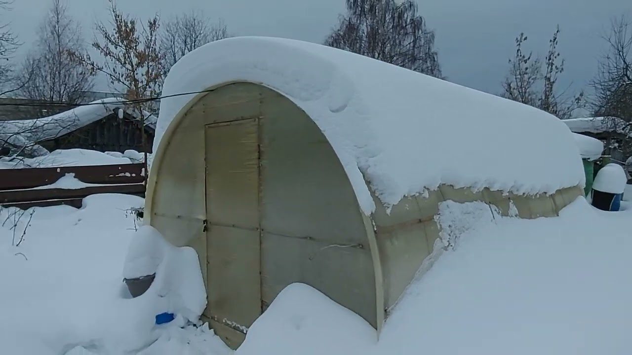 Досвідчені садівники розповіли, як правильно зробити теплі грядки у теплиці