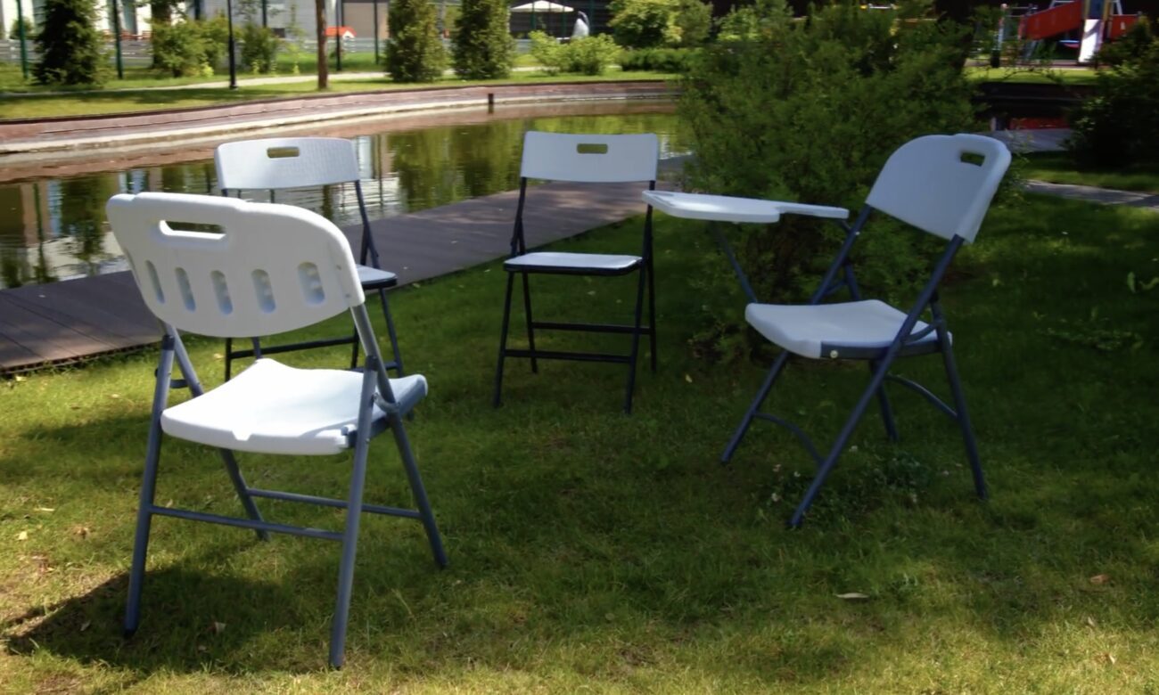 Городники розповіли, як можна використати кришки від пляшок у саду та на городі