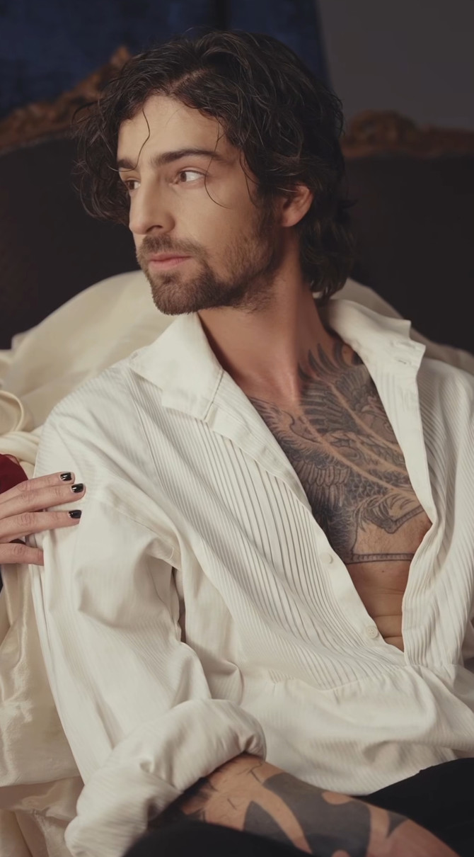 Володимир Дантес з напівоголеним торсом знявся в кіно