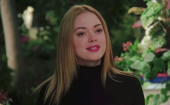  Роуз МакГавен у серіалі "Усі жінки — відьми" / © скриншот з відео