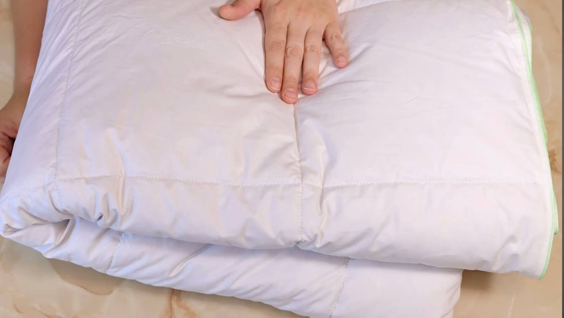 Господині розповіли, як прибрати стійкі плями на одязі