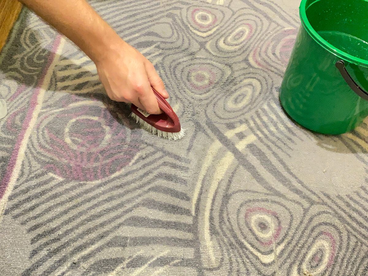 Господині розповіли про спосіб очистити килим без пилососу за лічені хвилини – доступний метод