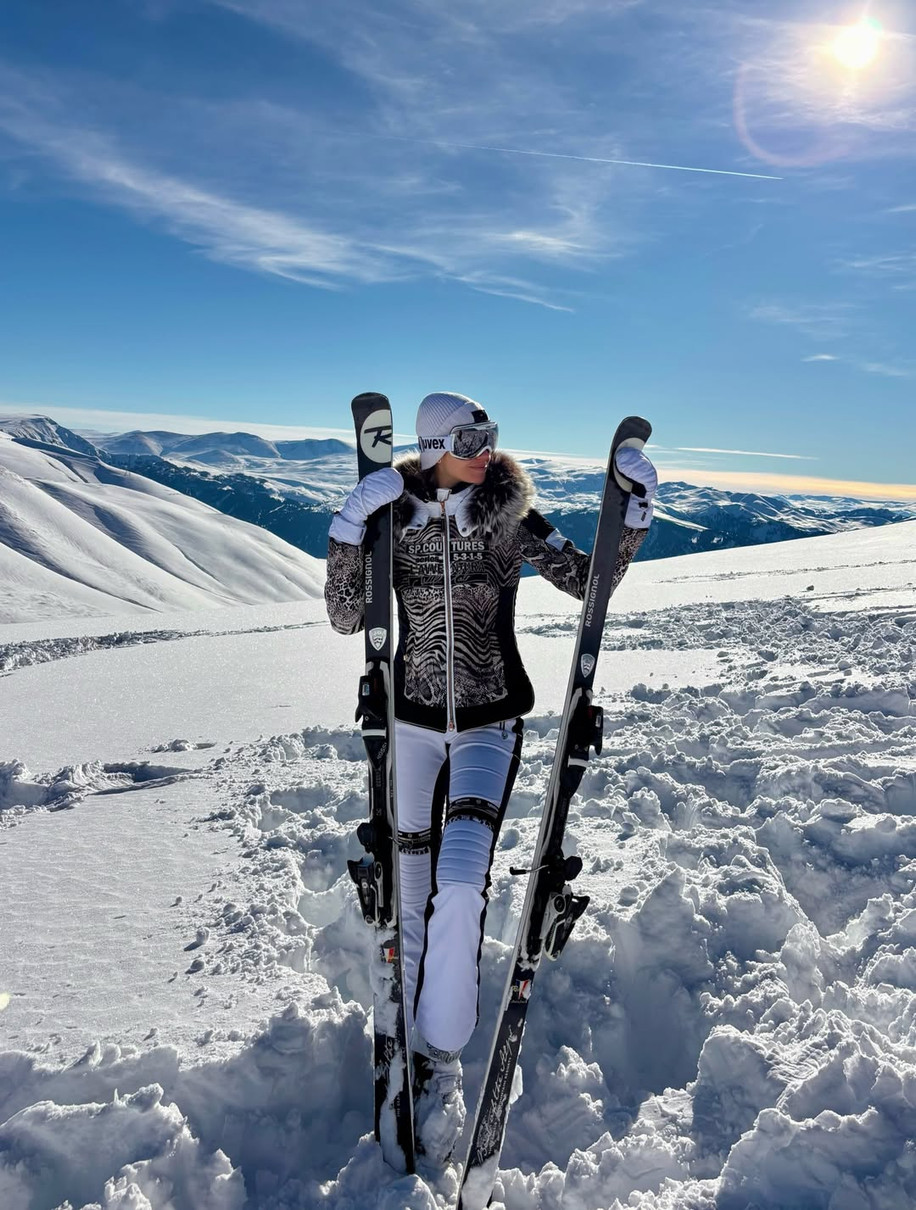 Олександра Кучеренко з лижами на горі