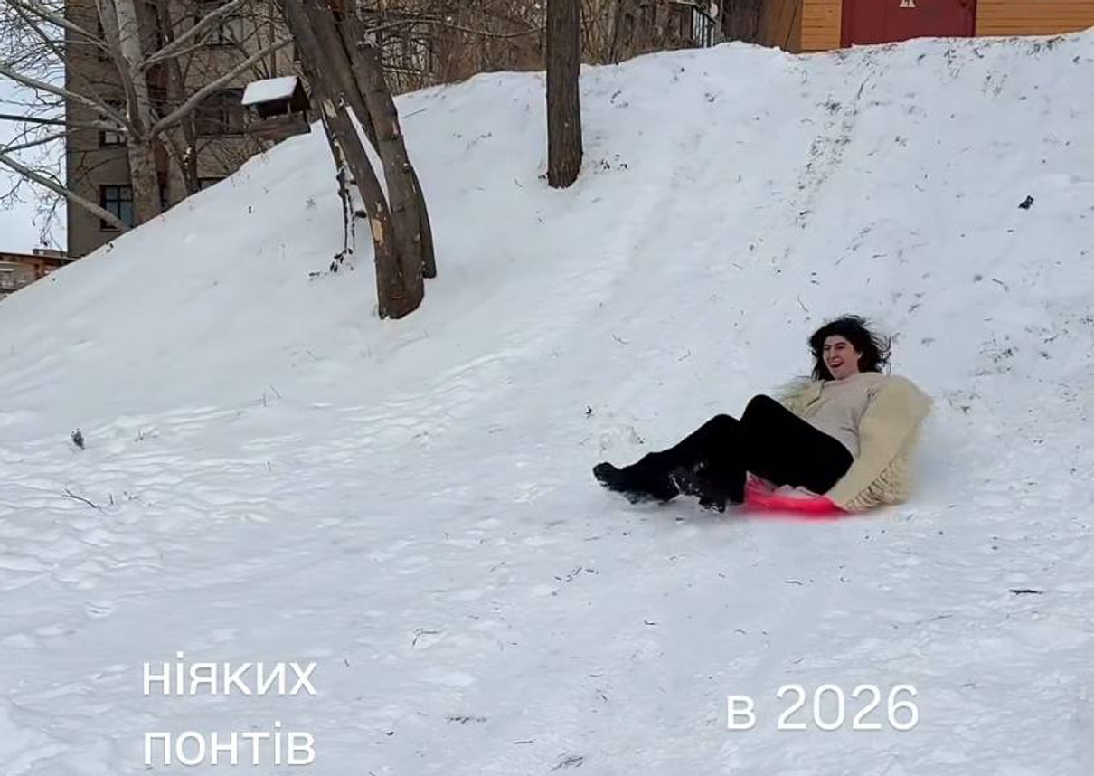 Сабіна Мусіна катається на санчатах