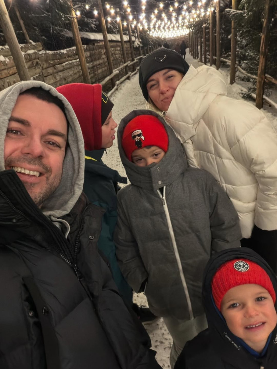 Григорій Решетнік на селфі з синами та дружиною