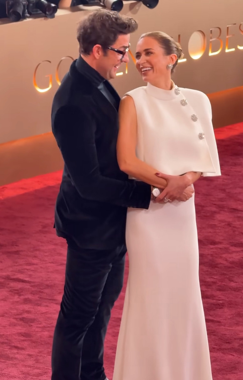Емілі Блант і Джон Красінські обійнялися на Золотому глобусі 2026