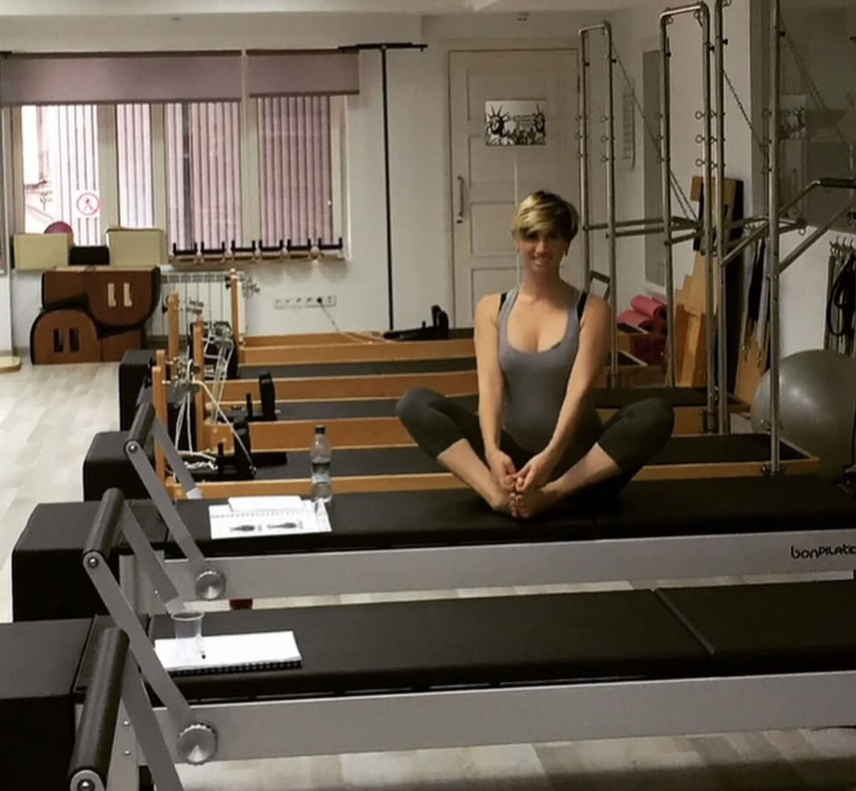 Аніта Луценко у лосинах і майці посиділа на тренажері в залі