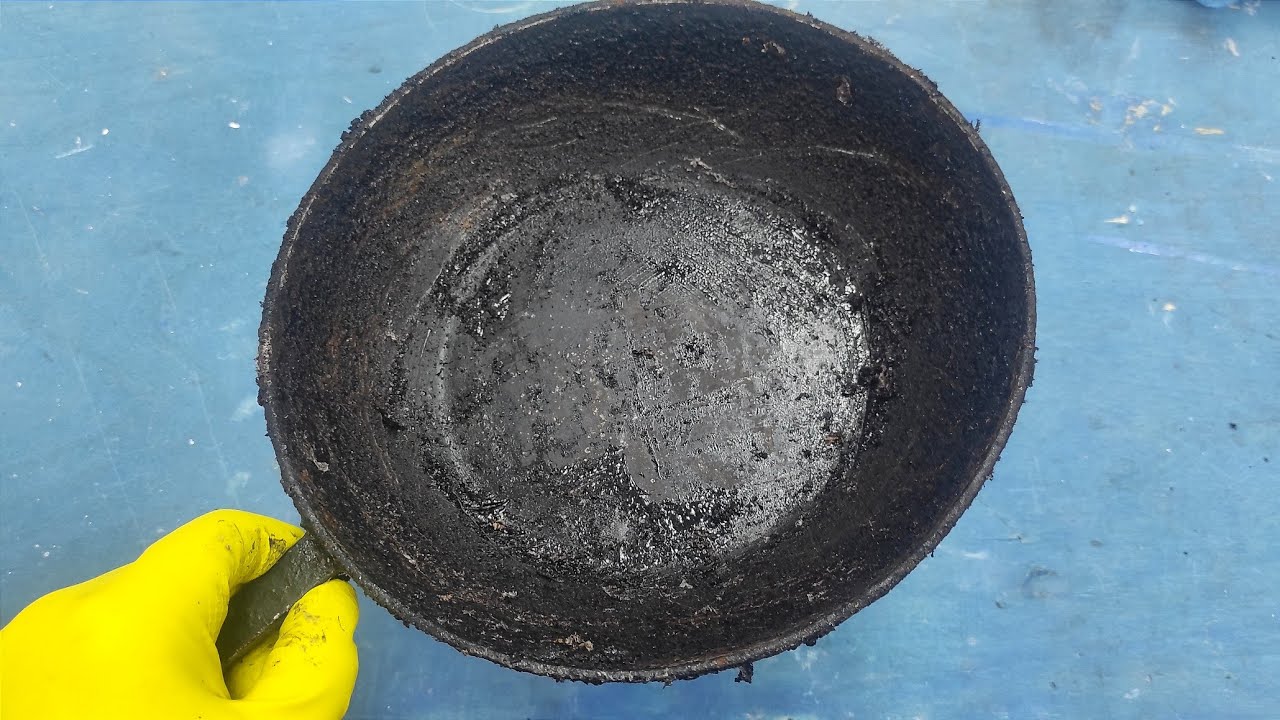 Господині розповіли, як швидко очистити сковороду від нагару зовні та всередині