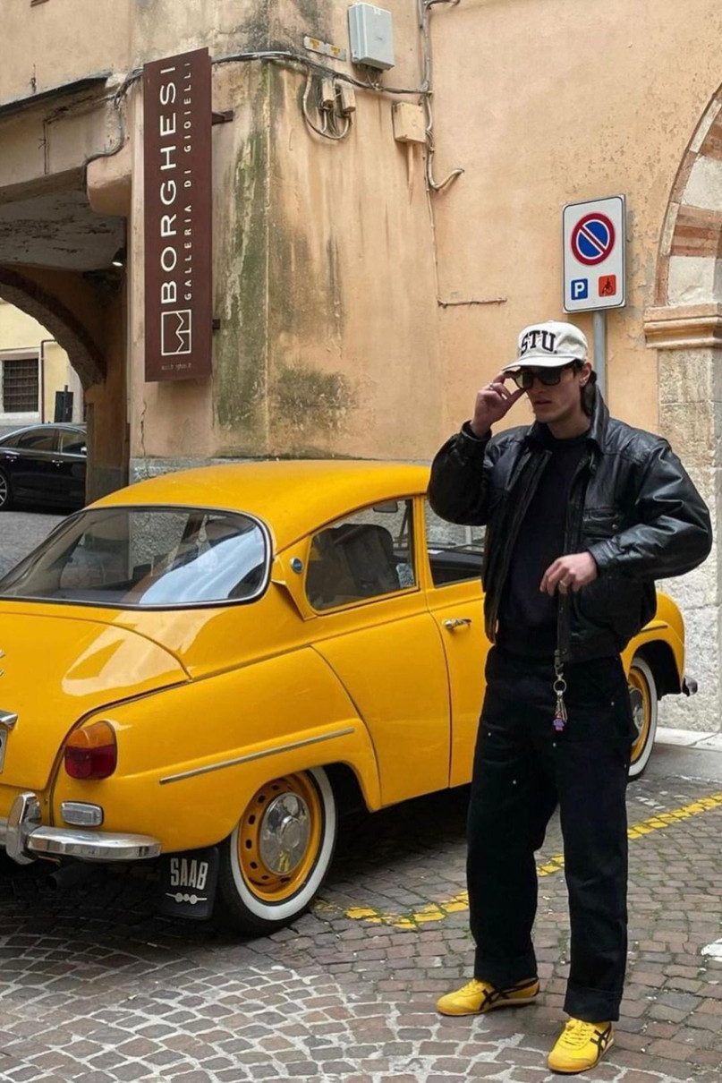 Хлопець у жовтих кросівках Asics