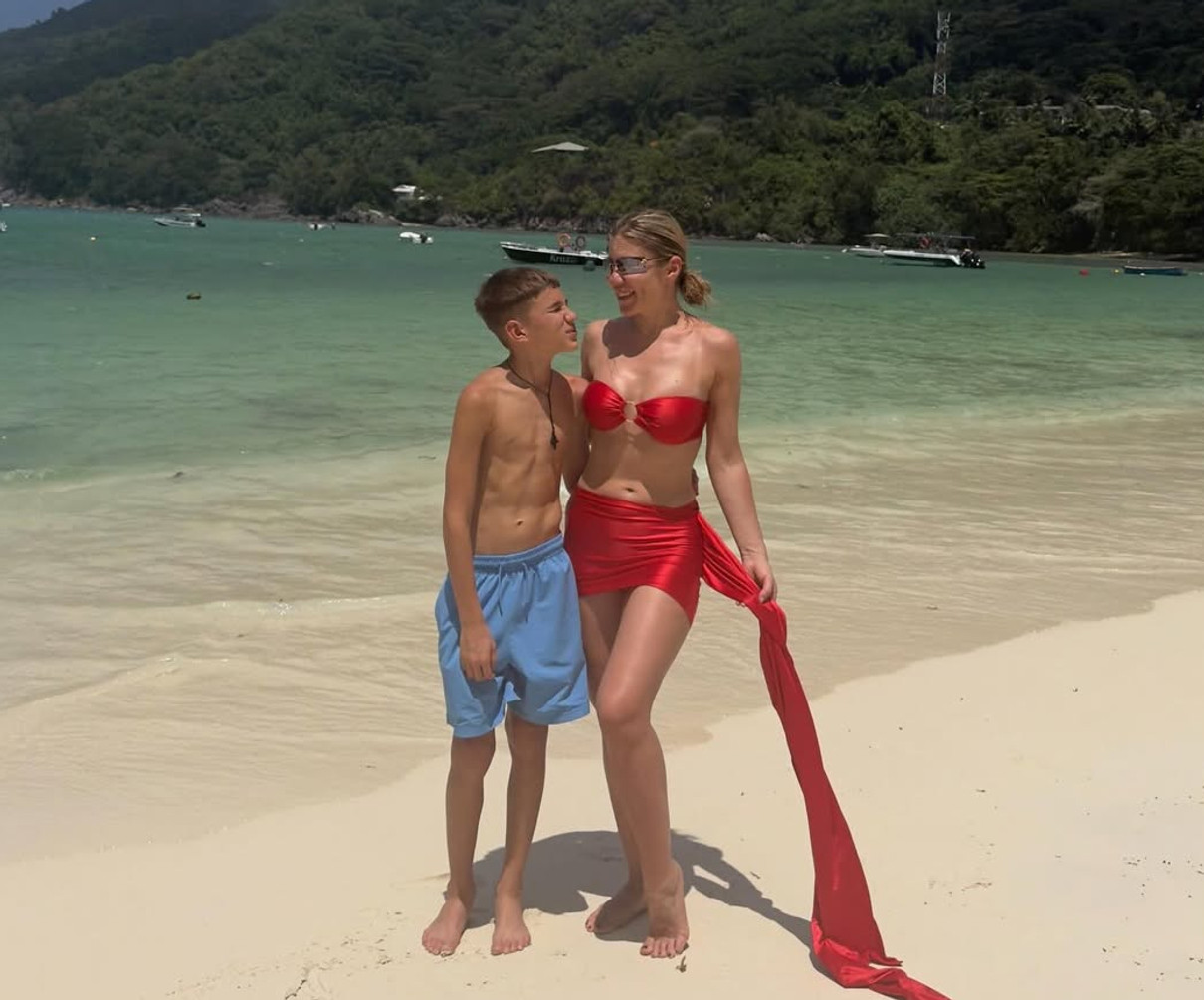 Альона Омаргалієва з сином від Тамерлана попозувала на пляжі