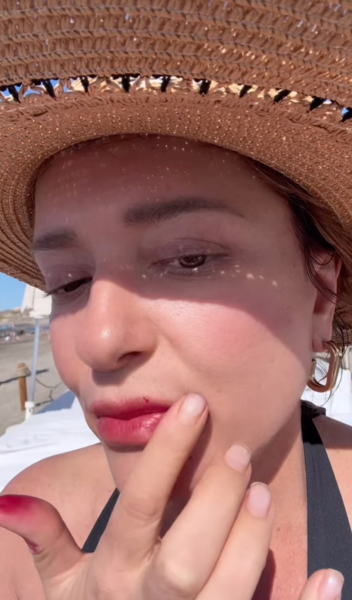 Наталія Могилевська намазала губи соком кактуса