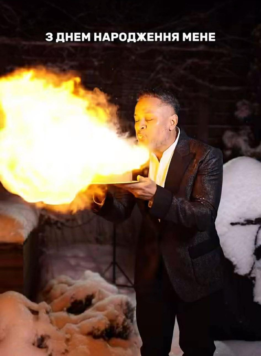 І потім дмухнув вогнем на торт 