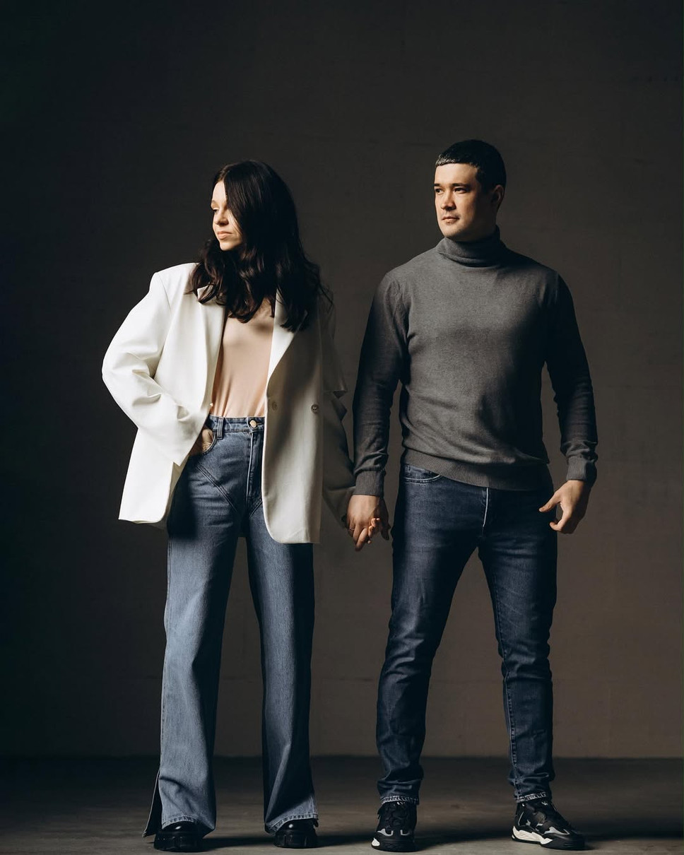 Михайло Федоров позує з дружиною