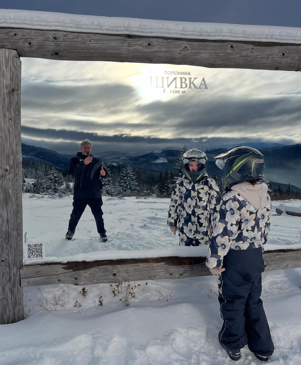 Арсен Мірзоян з дочкою від Тоні Матвієнко піднявся на гору в Карпатах