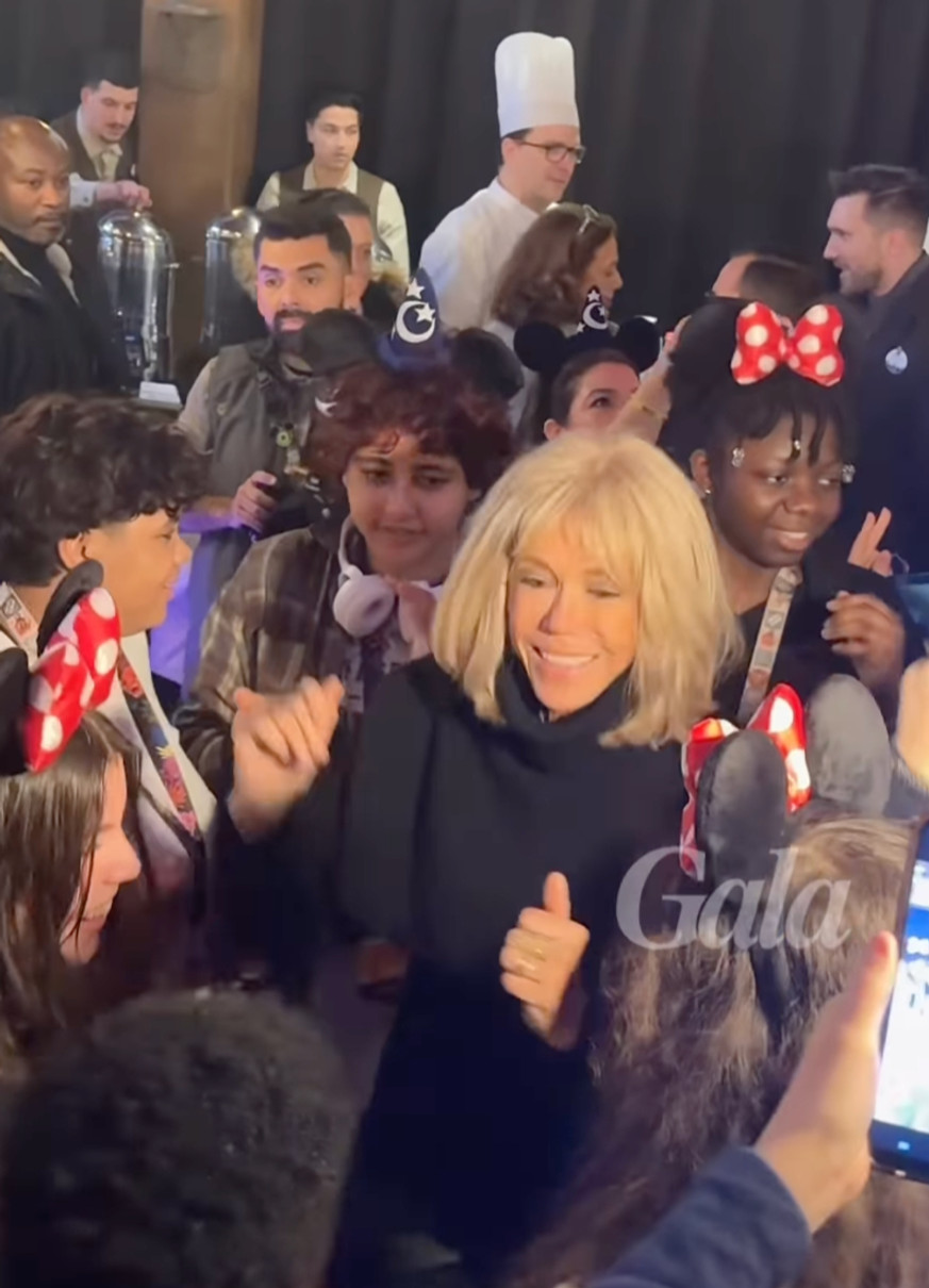 Дружина Емманюеля Макрона потанцювала з хворими дітьми