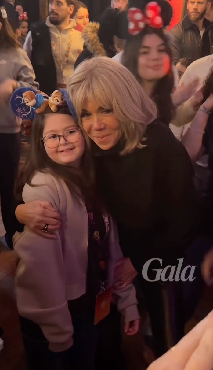 Дружина Емманюеля Макрона влаштувала танці з дітьми в Діснейленді