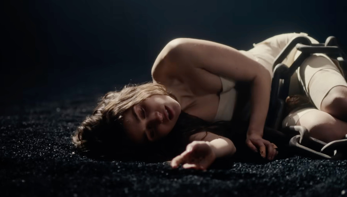 Jerry Heil полежала на підлозі для ефектного кліпу