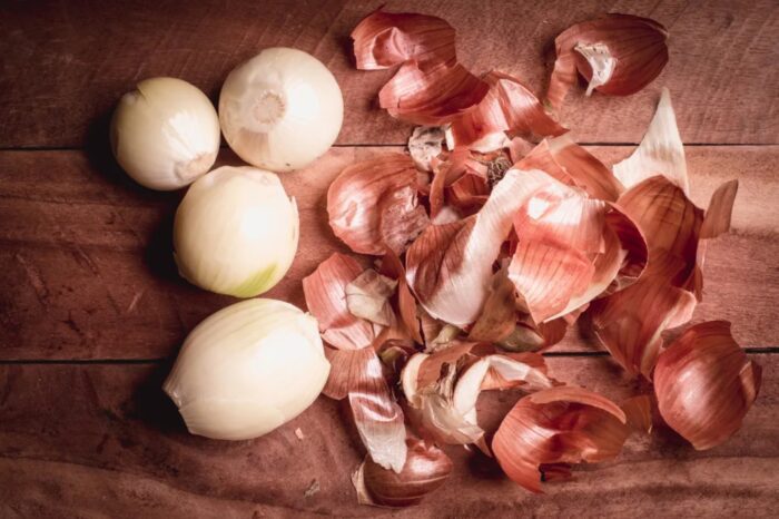 Садівники розповіли, як використати цибулеве лушпиння у саду