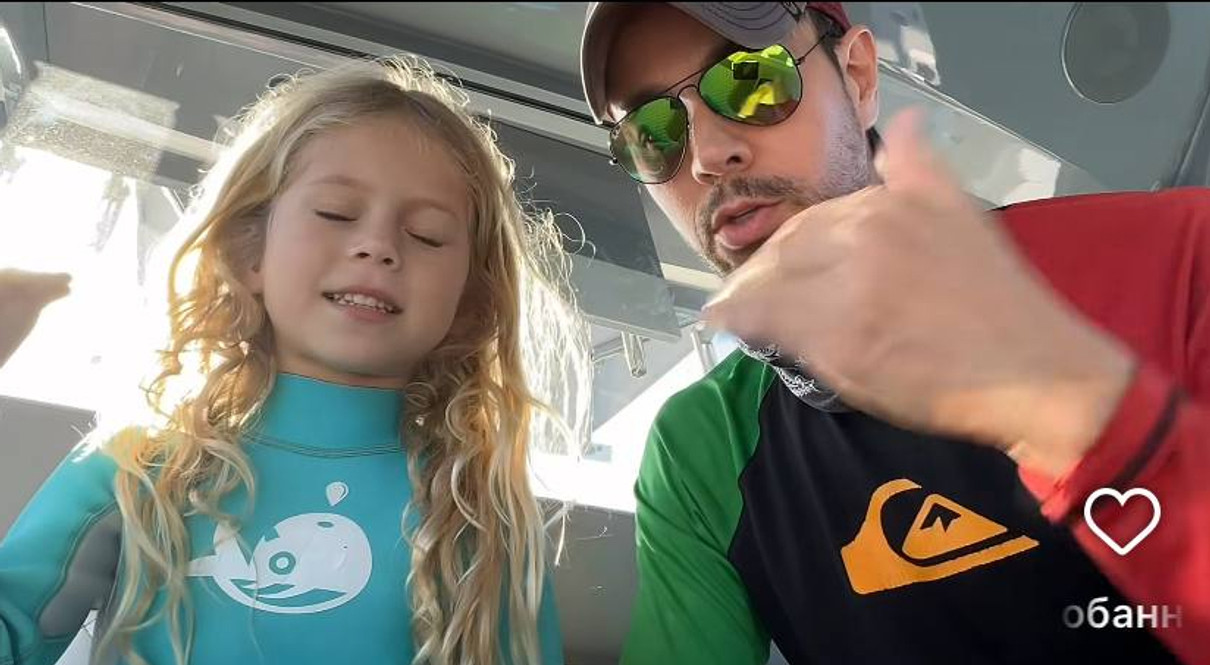 Енріке Іглесіас показався зі своєю донькою