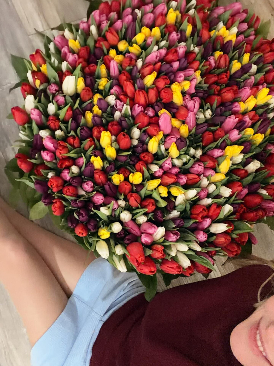 Ніжками коло букету Трегубова теж посвітила 