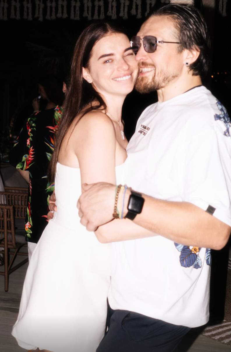 Олександр Усик пригорнув дружину для ефектного фото в Таїланді