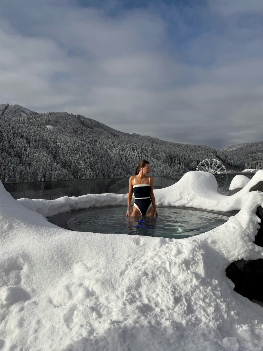Алла Тищенко у басейні просто неба