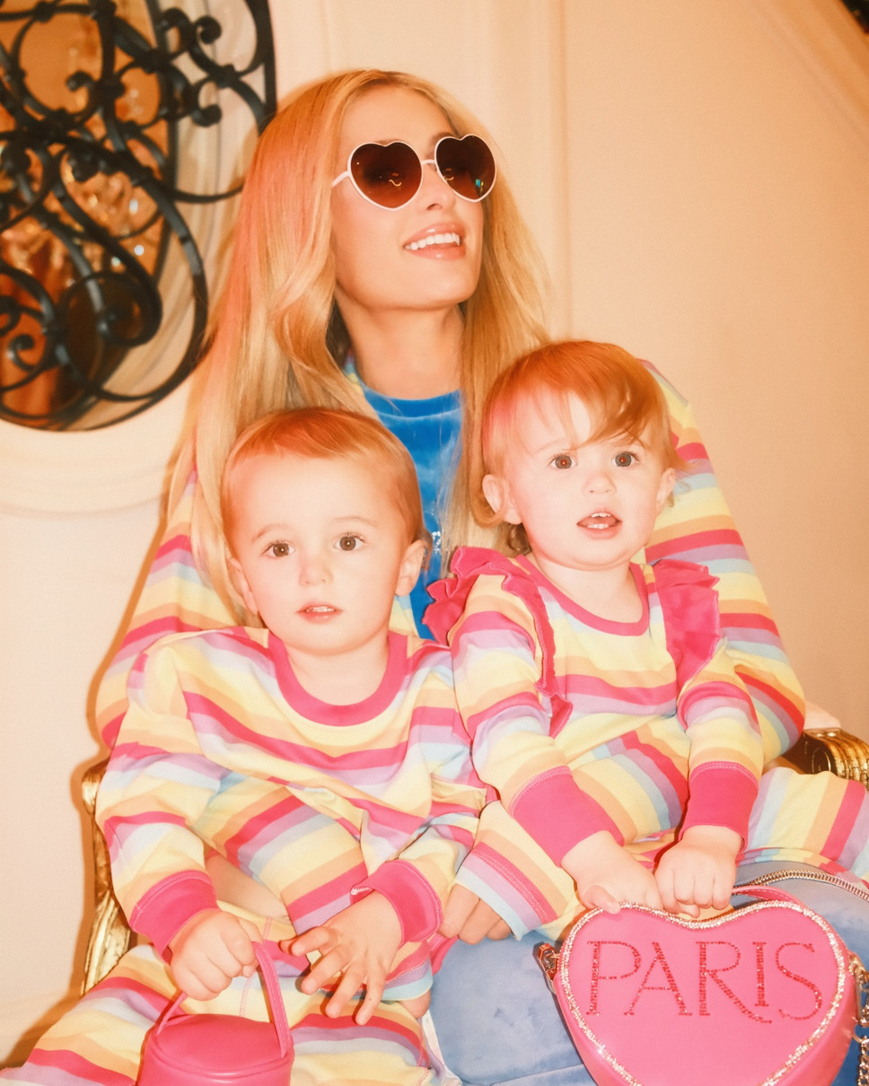 Періс Хілтон з двома дітьми