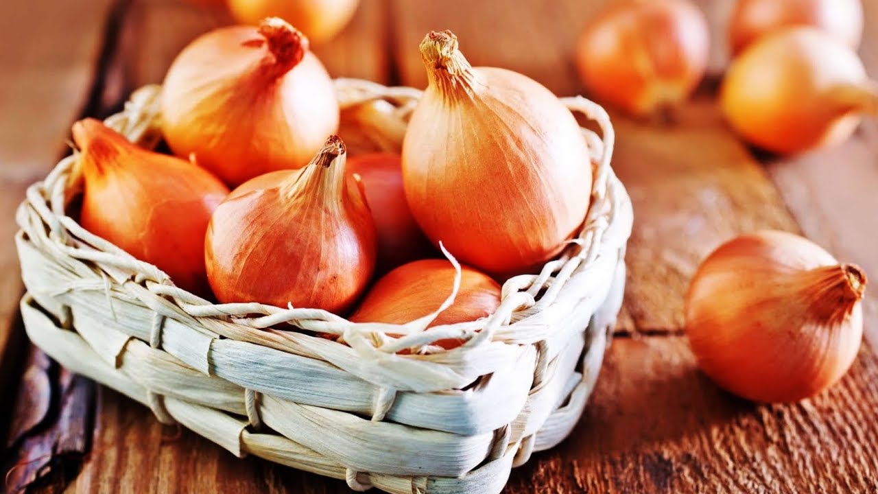 Досвідчені агрономи розповіли, навіщо класти цибулеве лушпиння в землю