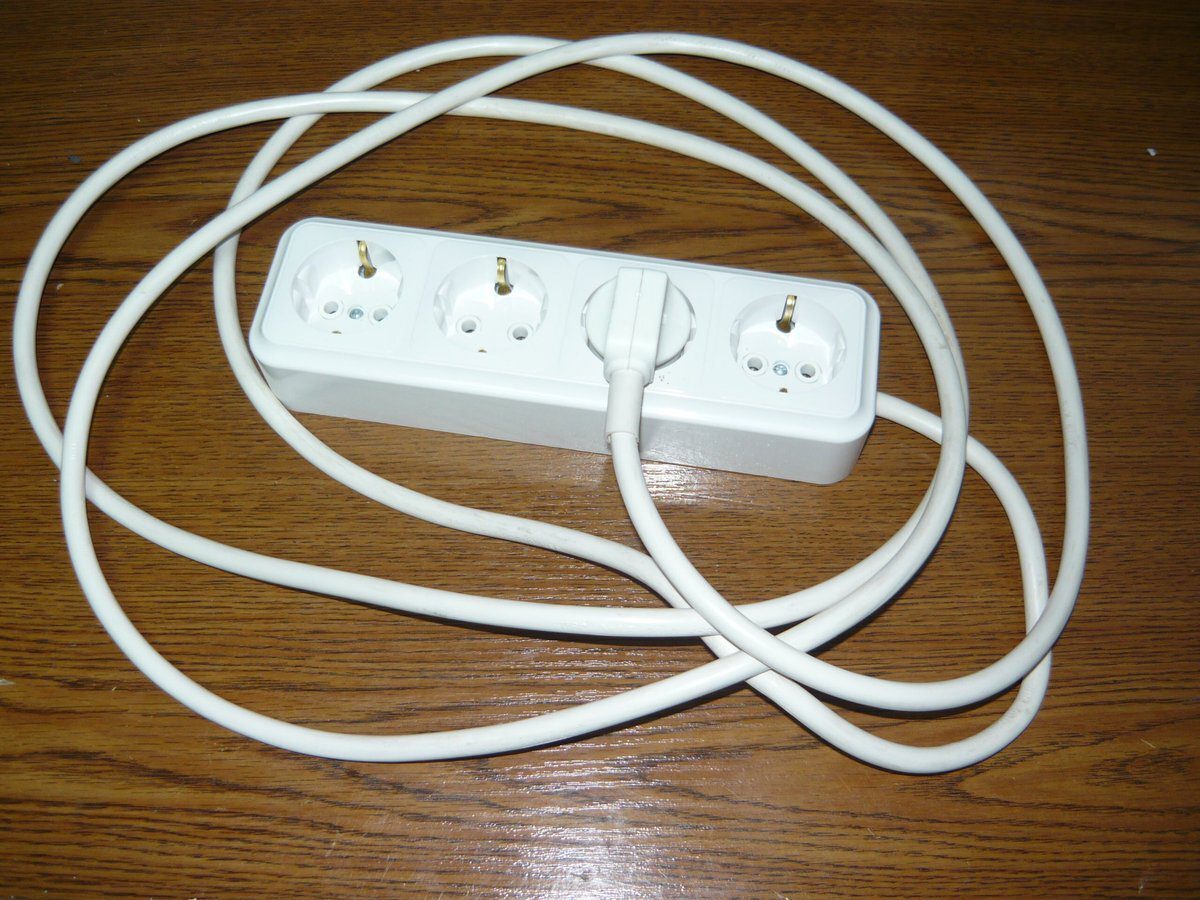 Експерти пояснили, як правильно вмикати електричні прилади після включення світла в будинку