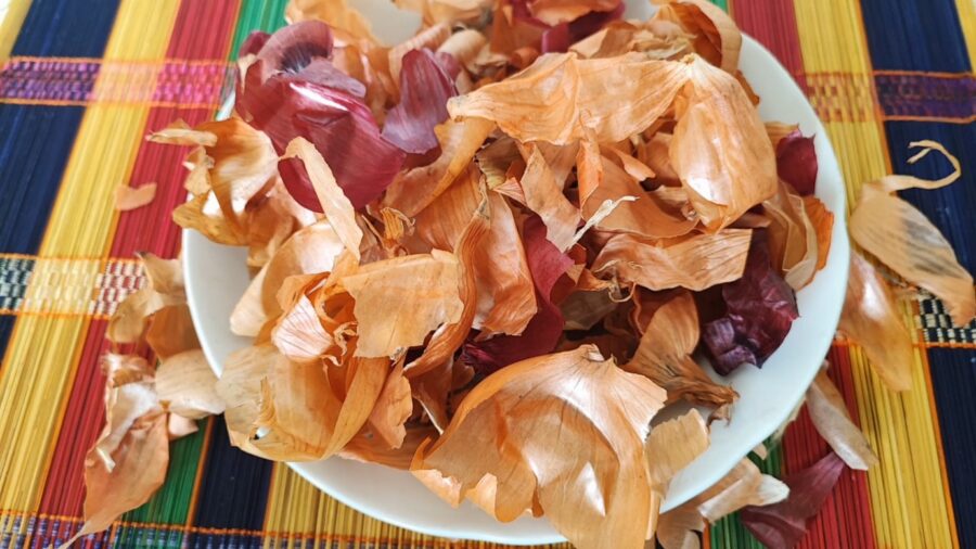 Городники розповіли, як використовувати лушпиння з часнику на городі 