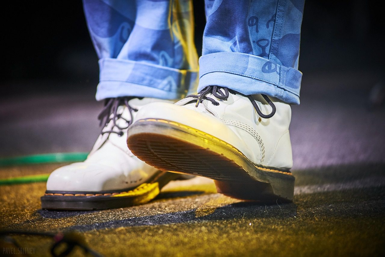 Експерти розповіли, як за допомогою простого засобу захистити біле взуття від бруду взимку